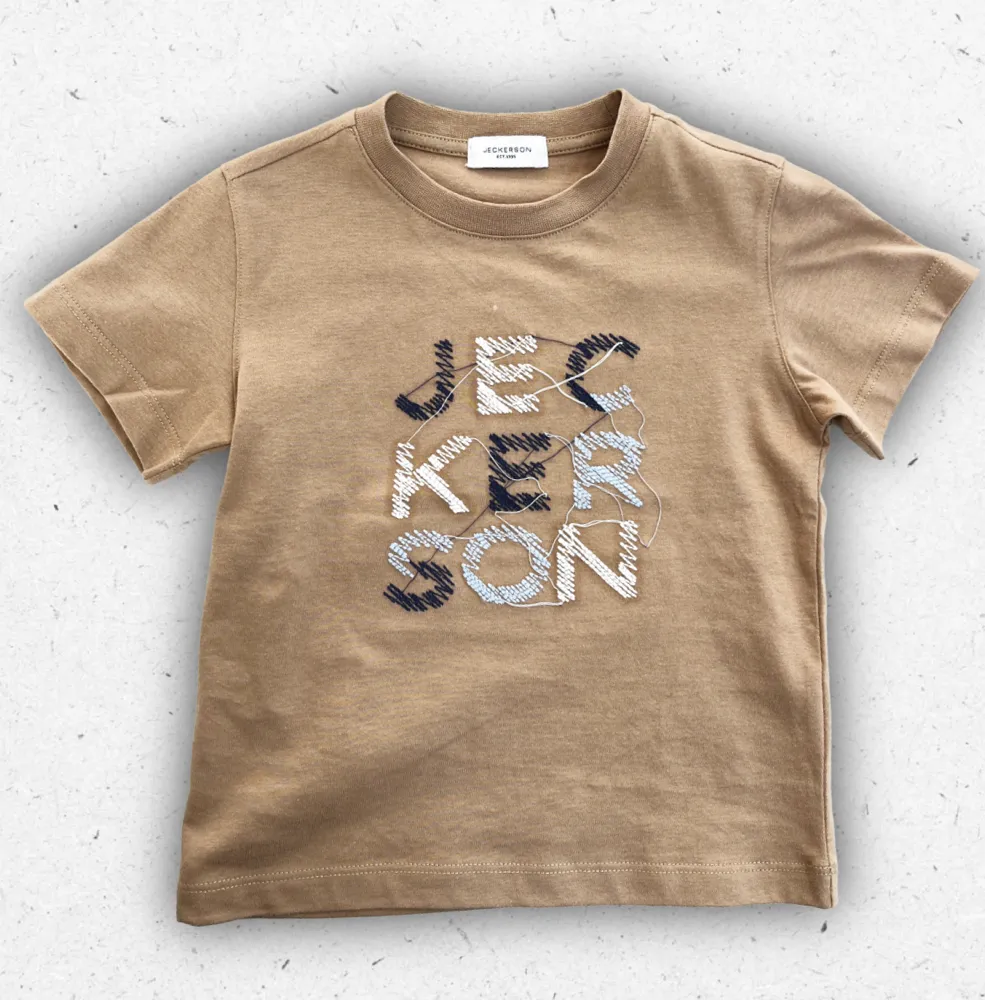 T-shirt da bambino Jeckerson modello JB5638 color terra con grande logo lettering ricamato sul davanti.