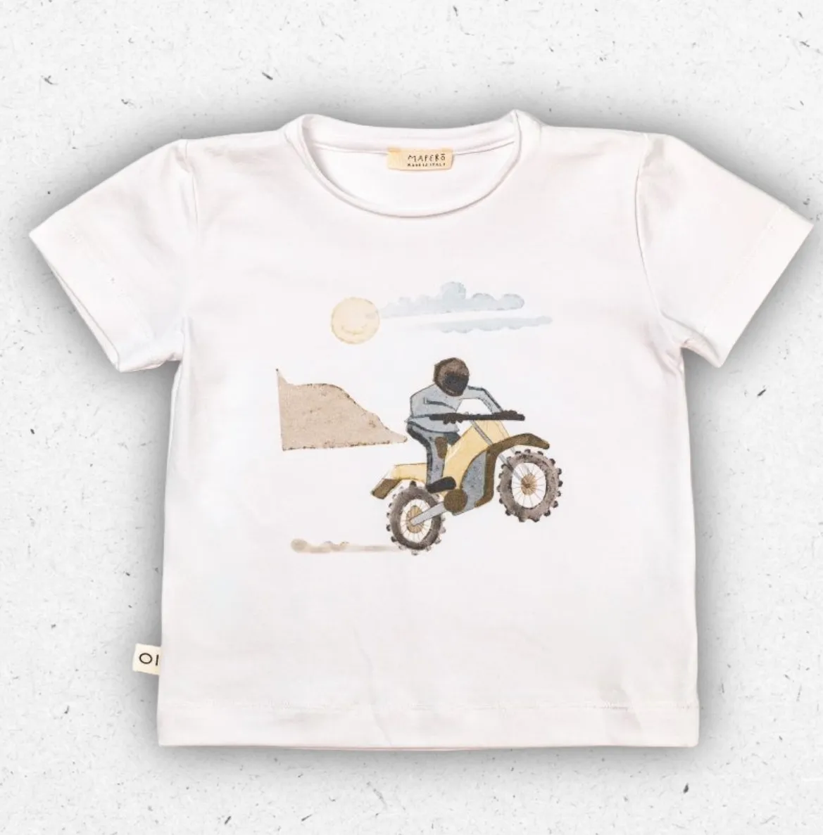 T-shirt bianca da bambino Maperò in cotone con stampa frontale raffigurante un motociclista e logo laterale.