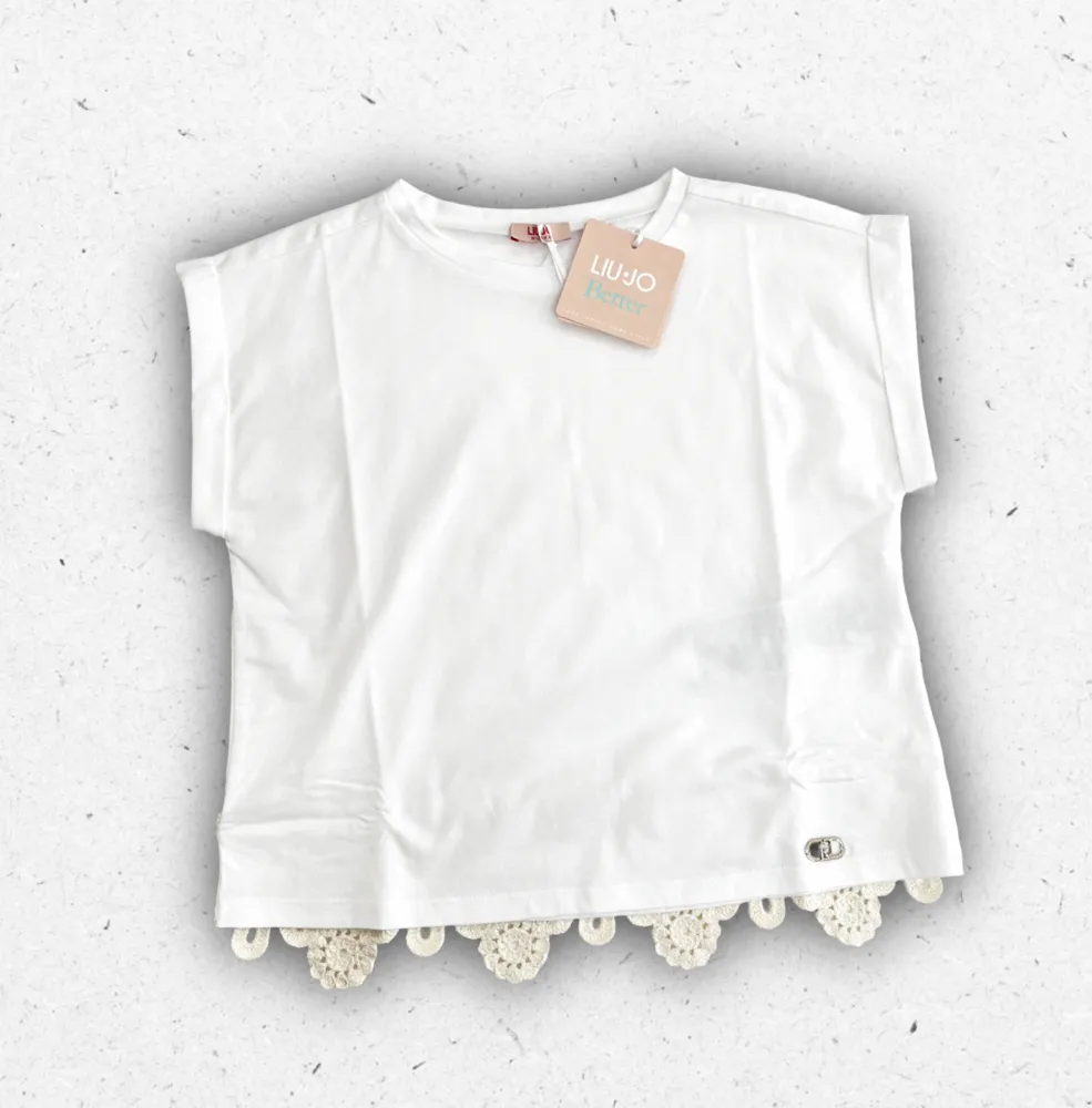 T-shirt cropped da ragazza firmata Liu Jo con logo frontale, taglio corto alla moda e tessuto in cotone morbido.
