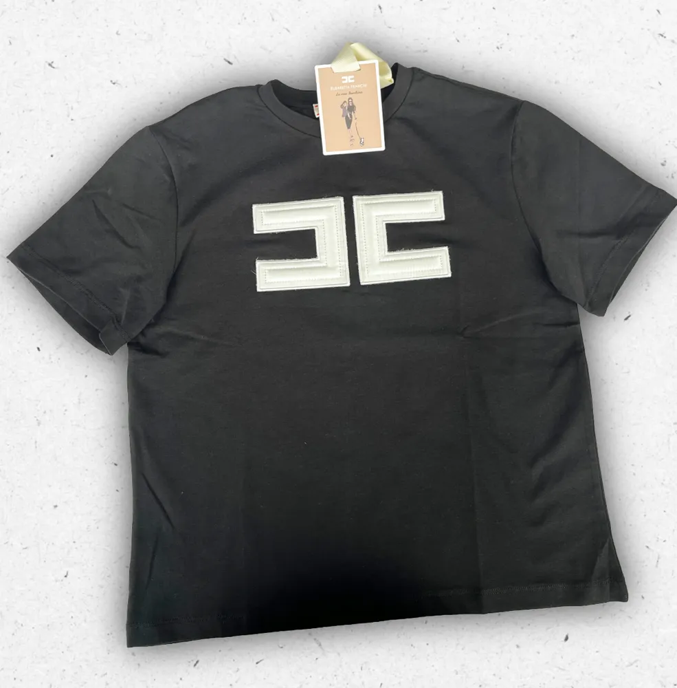 T-shirt bicolore da ragazza Elisabetta Franchi La Mia Bambina con maxi logo EF a contrasto, disponibile in avorio/nero e nero/avorio.