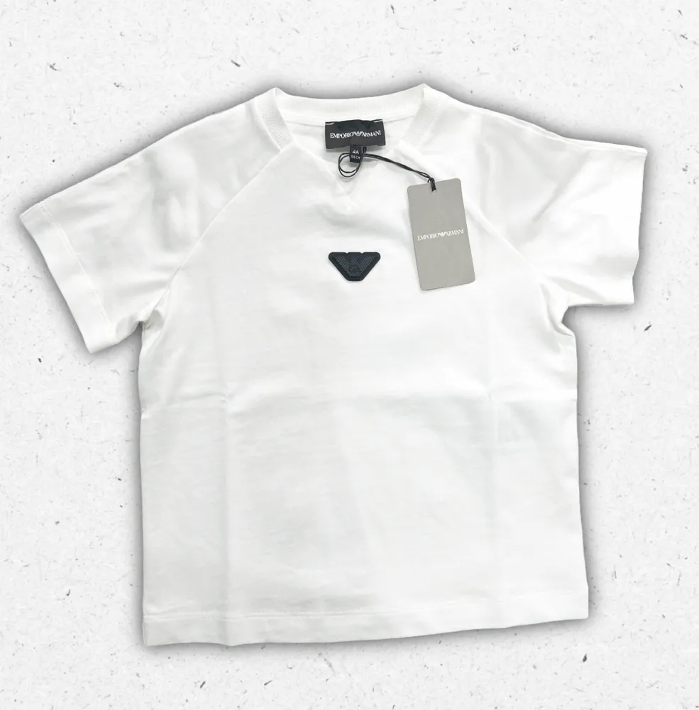 T-shirt Emporio Armani da bambino in jersey di cotone pesante con micro patch logo aquila tono su tono sul petto.