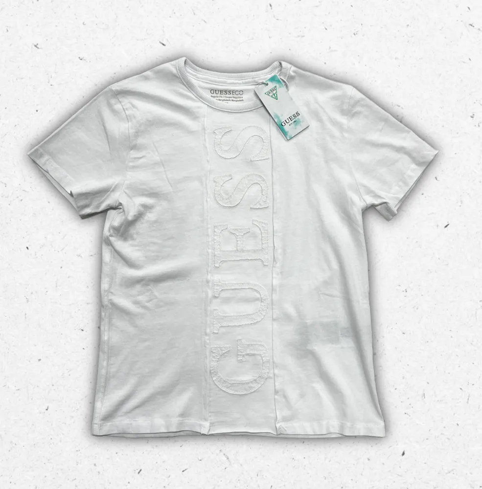T-shirt Guess da ragazzo in cotone con girocollo e stampa logo iconica sul petto.