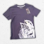 T-shirt Guess da ragazzo in cotone, mostrata nelle varianti blu navy e bianco con logo iconico stampato sul fronte. 1