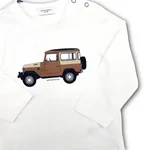 T-shirt Jeckerson a maniche lunghe in cotone bianca per bambino, con stampa di un fuoristrada marrone/beige. 1