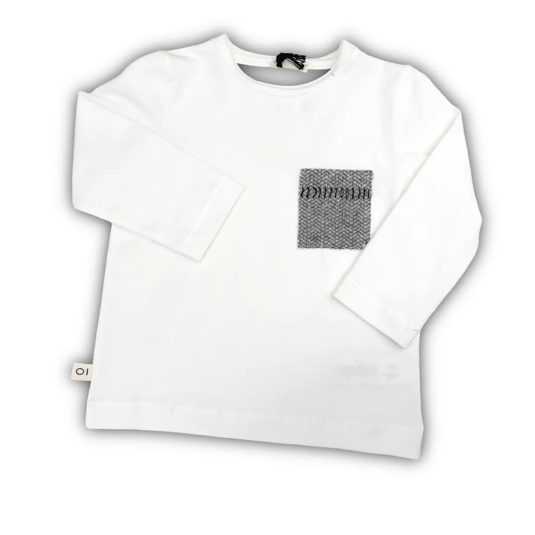 T-shirt a maniche lunghe in cotone bianco/panna per neonato/bambino, con taschino applicato in tessuto grigio a spina di pesce.