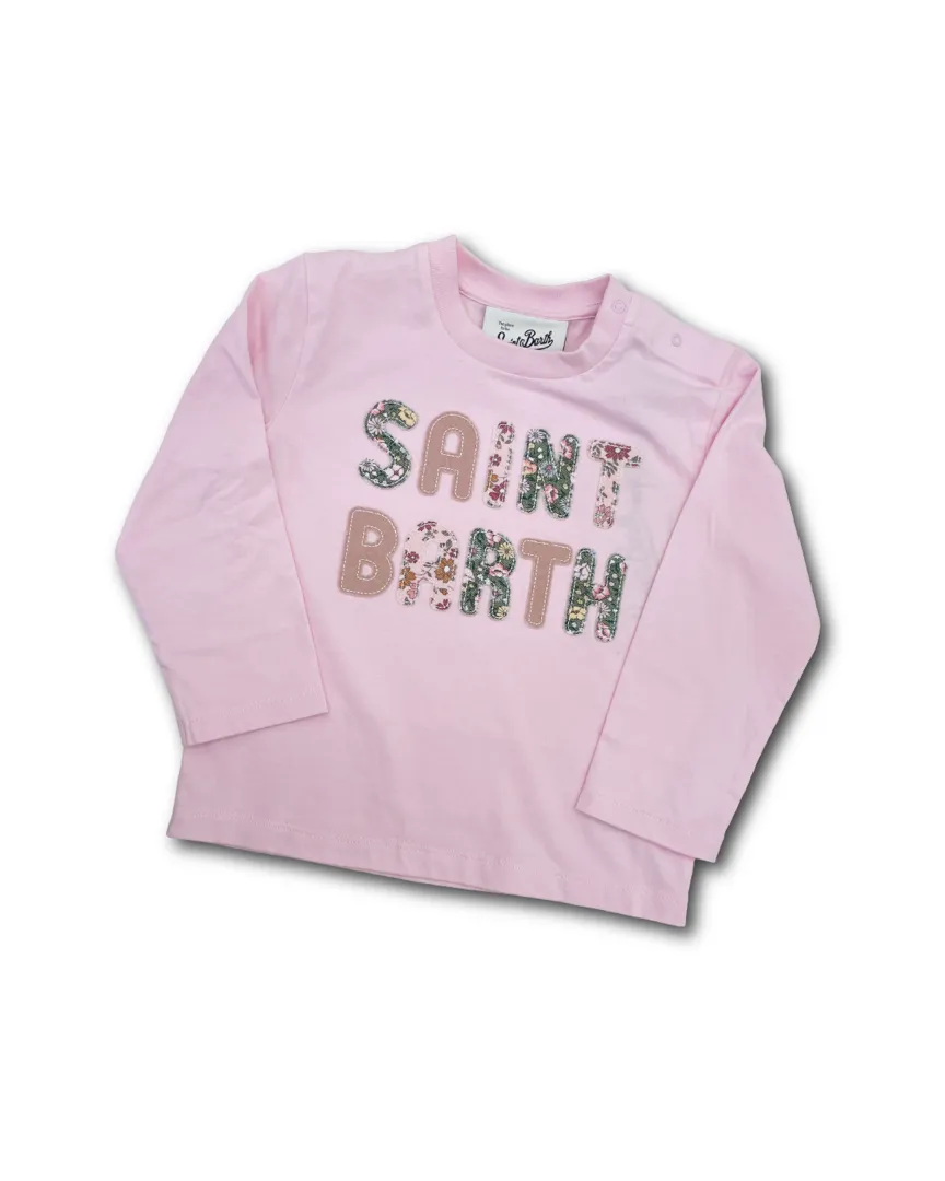 T-shirt a maniche lunghe MC2 Saint Barth per bambina, colore Rosa. Presenta sul davanti la scritta "SAINT BARTH" realizzata con patch a motivo floreale.