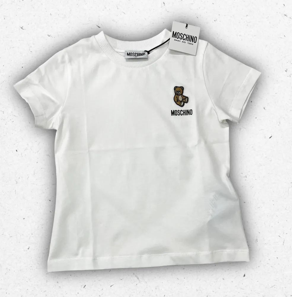 T-shirt bianca da ragazzo Moschino modello MHM05T con piccolo logo Teddy Bear e scritta Moschino nera sul petto.