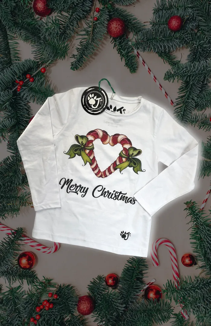 T-shirt Oji Brand a manica lunga per bambina, colore bianco, con stampa natalizia di un cuore formato da caramelle Candy Cane e testo Merry Christmas.