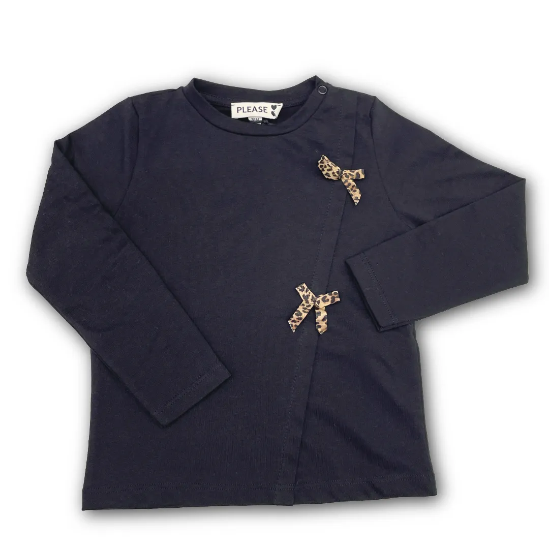 T-shirt Please a maniche lunghe in cotone nero/blu scuro per bambina, con fiocchi maculati applicati e taglio incrociato.