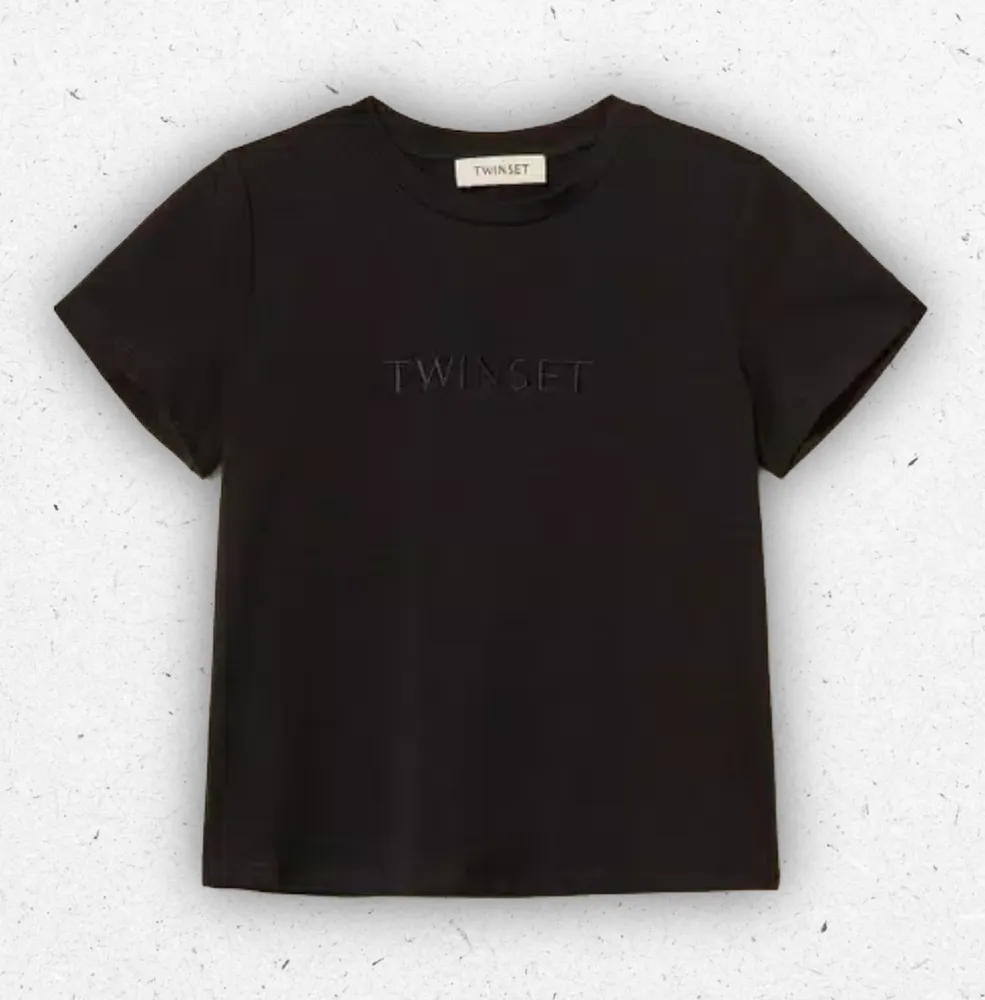 T-shirt nera da ragazza Twinset Milano in jersey di cotone stretch con logo ricamato tono su tono sul davanti.