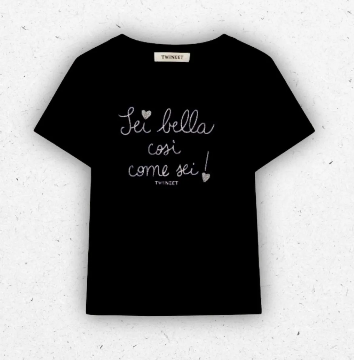 T-shirt da ragazza Twinset nera a maniche corte in cotone stretch con ricamo logo frontale a catenella in colore bianco a contrasto.
