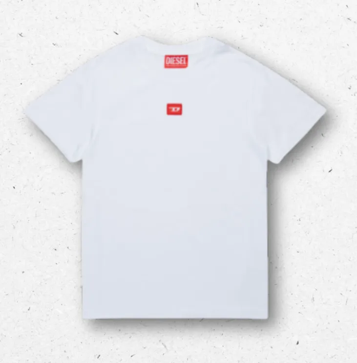 T-shirt a maniche corte da bambino firmata Diesel, con girocollo e patch rettangolare logo a contrasto sul petto, collezione Autunno Inverno 2026.
