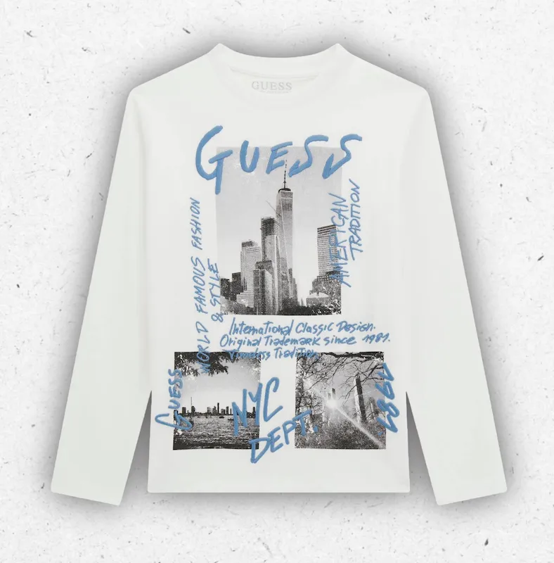 T-shirt da ragazzo a manica lunga di colore bianco firmata Guess, caratterizzata da cuciture a vista a contrasto sul corpo e sulle maniche e completata da una grafica logo sul petto.