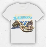 T-shirt da ragazzo a maniche corte di colore bianco firmata Guess, modello a girocollo con stampa frontale di un paesaggio di mare sovrastato dall'iconico logo a triangolo con profili color oro lucido. 1