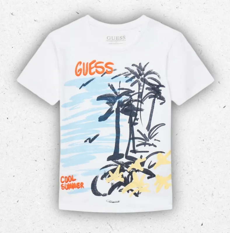 T-shirt da ragazzo a maniche corte di colore bianco firmata Guess, modello regular fit a girocollo con stampa frontale multicolor raffigurante palme, logo Guess arancione e scritta Cool Summer.