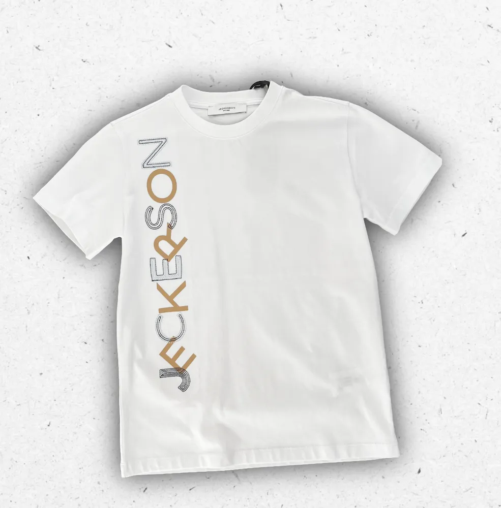 T-shirt da ragazzo Jeckerson modello J5176 bianca con maxi logo grafico "J" e scritta verticale a contrasto.