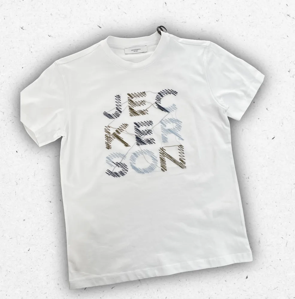 T-shirt bianca da ragazzo Jeckerson modello J5180 con stampa grafica del logo e lettera J a contrasto sul petto.