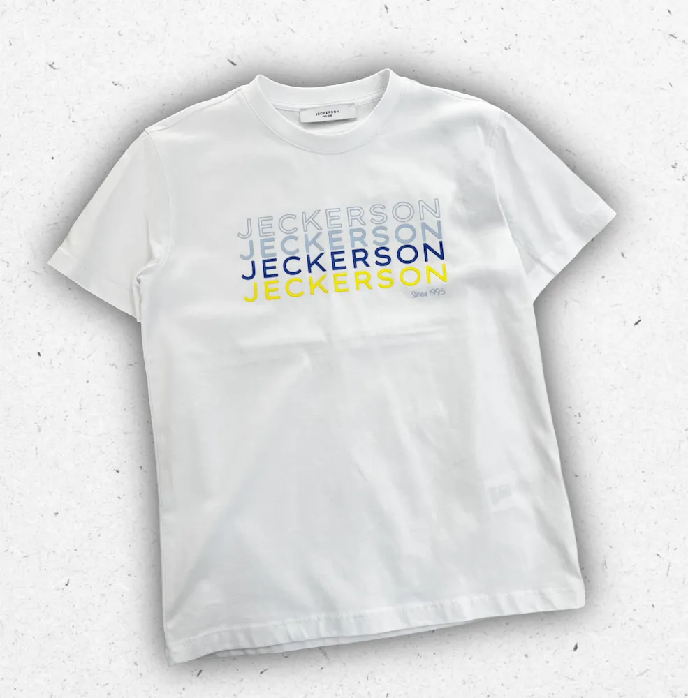 T-shirt da ragazzo Jeckerson modello J5153 con maniche corte e maxi stampa grafica del logo a contrasto sul davanti.