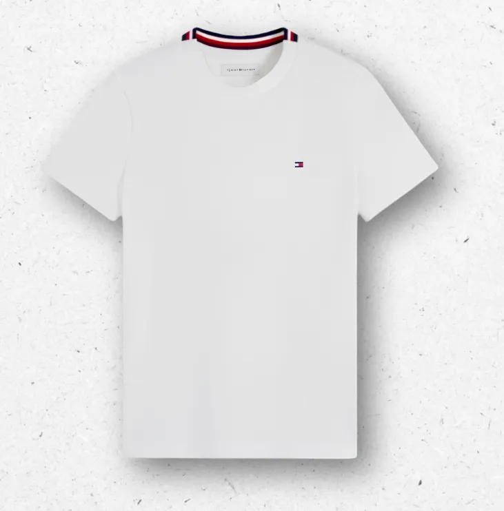 T-shirt da ragazzo a maniche corte di colore bianco firmata Tommy Hilfiger, con micro logo a bandierina ricamato sul petto e dettaglio con strisce iconiche sul profilo posteriore del colletto.