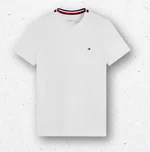 T-shirt da ragazzo a maniche corte di colore bianco firmata Tommy Hilfiger, con micro logo a bandierina ricamato sul petto e dettaglio con strisce iconiche sul profilo posteriore del colletto. 1