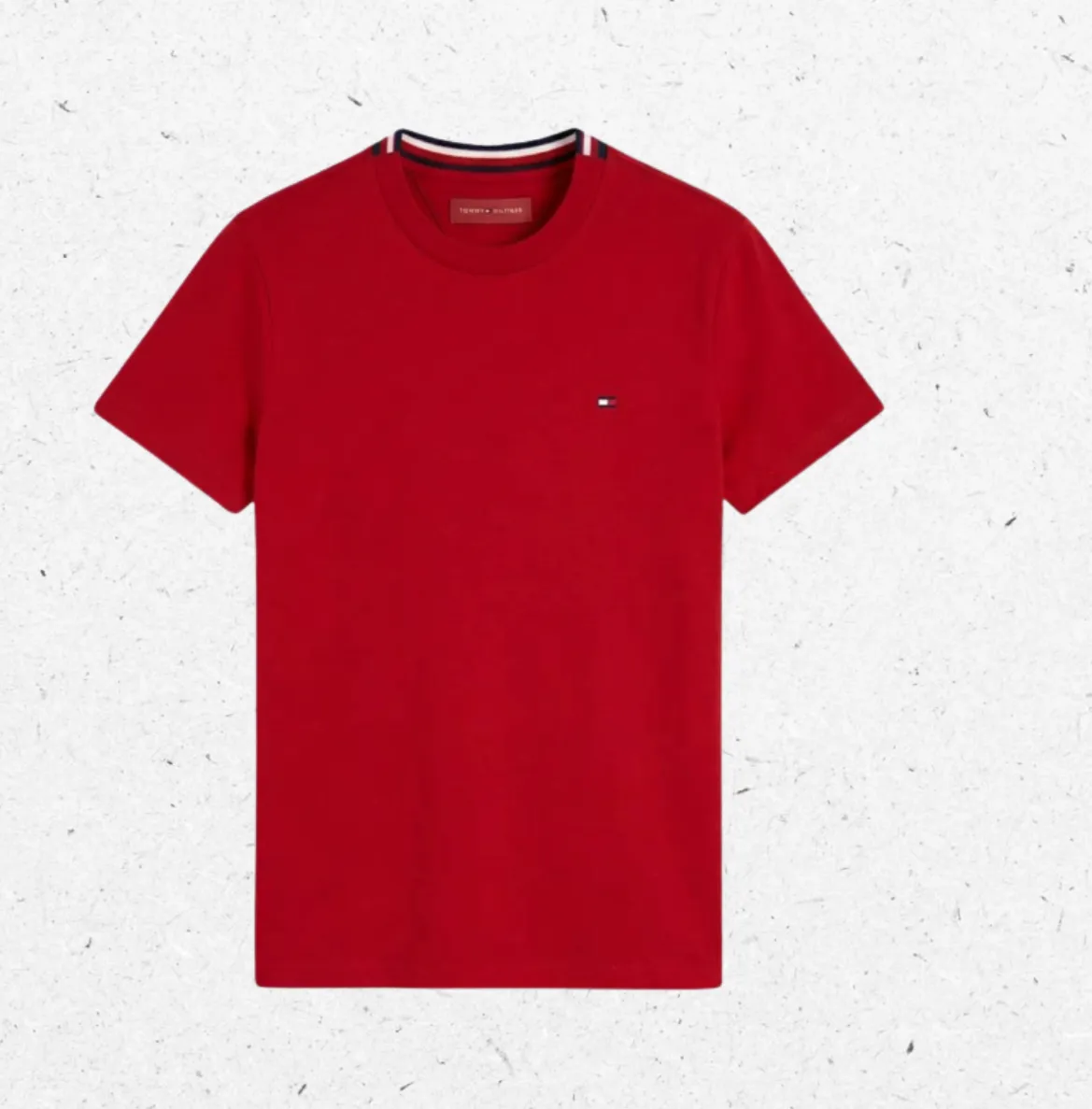 T-shirt a maniche corte bianca firmata Tommy Hilfiger, con colletto a coste caratterizzato da bande elastiche tricolore e micro logo ricamato sul petto.