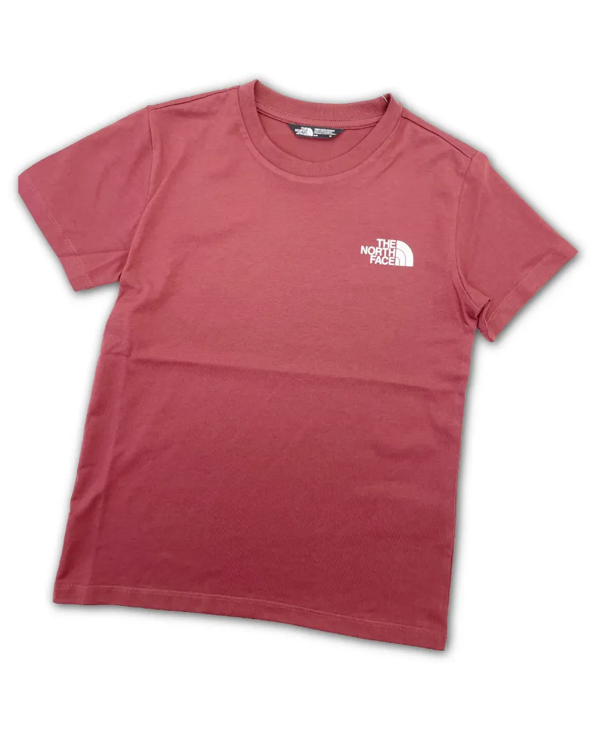T-Shirt The North Face Simple Dome da ragazzi di colore Sumac (rosso intenso). Realizzata in leggero policotone con logo ricamato sul davanti e sul retro.