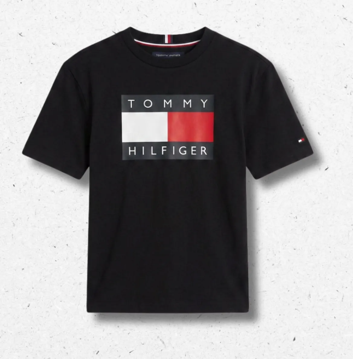 T-shirt Tommy Hilfiger da ragazzo con grafica logo box centrale, disponibile in bianco, blu navy e grigio melange.