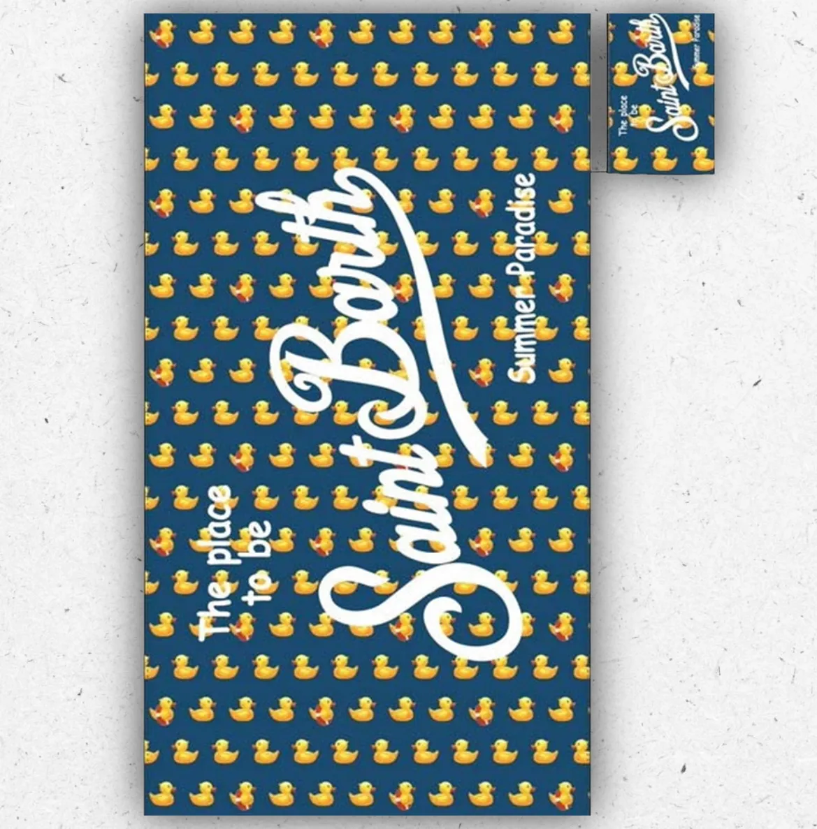 Telo mare in microfibra MC2 Saint Barth con fantasia all-over di paperelle gialle e logo Saint Barth blu in contrasto.