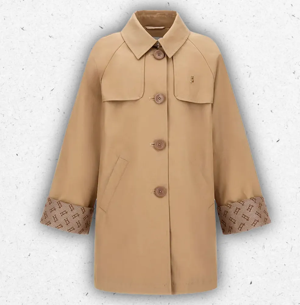 Trench classico da ragazza Herno modello IM000005 in cotone color cammello con cintura in vita e chiusura doppiopetto.