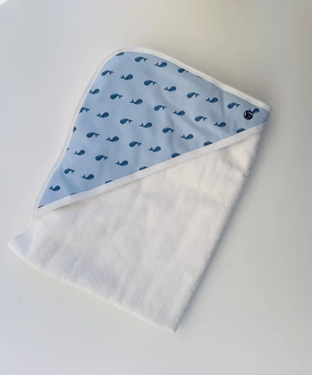 Triangolino da bagno cielo con balene Petit Bateau Asciugamano quadrato da bagno in cotone