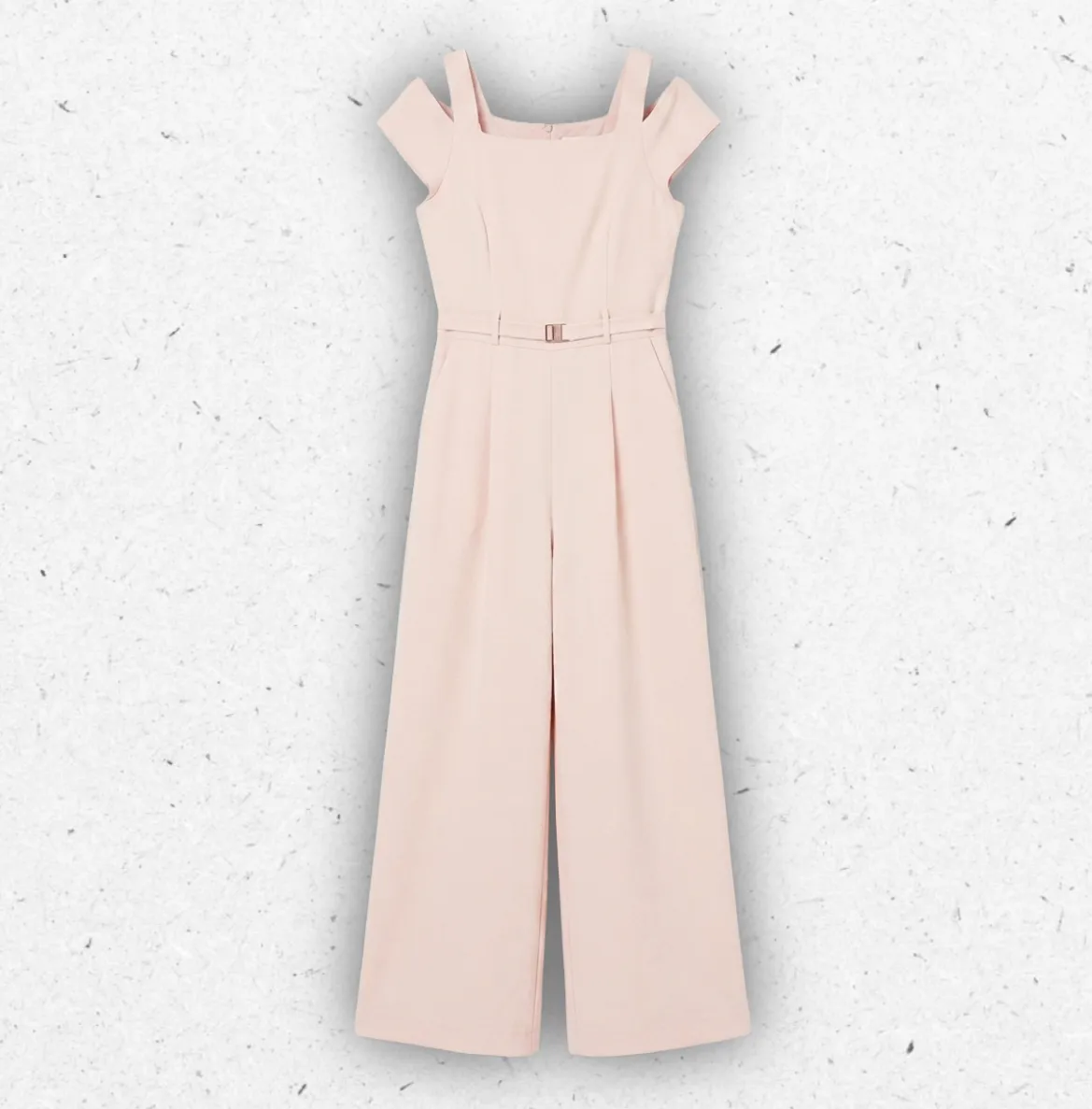 Tuta lunga da ragazza Liu Jo in colore rosa perla con scollo squadrato, maniche aletta, cintura in vita coordinata e pantaloni a gamba larga.