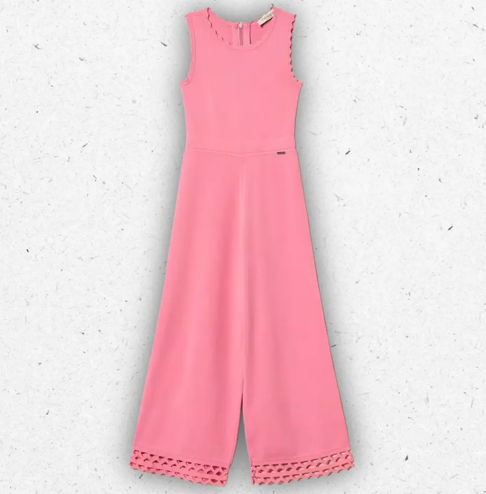 Tuta intera rosa da ragazza Twinset Milano in maglia di viscosa con motivo traforato a zig-zag al fondo e bordi smerlati.