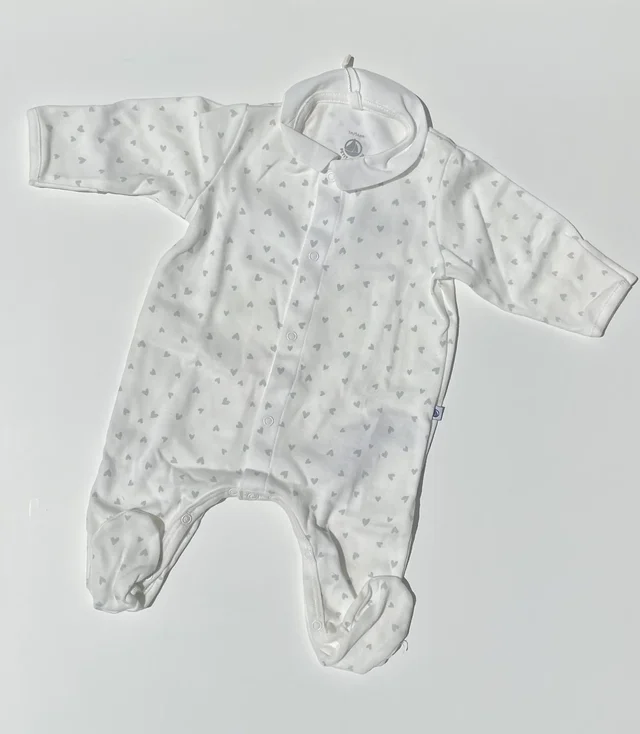 Tutina in cotone bianca Petit Bateau per neonato con fantasia cuori celesti