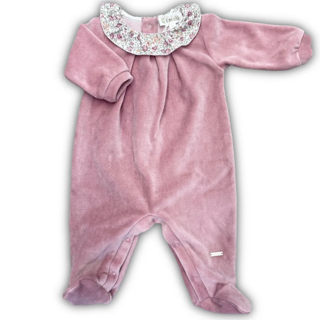 Tutina intera neonata Lalalù in ciniglia, colore bianco o rosa antico, con colletto Peter Pan a fantasia floreale. Ideale per la clinica.