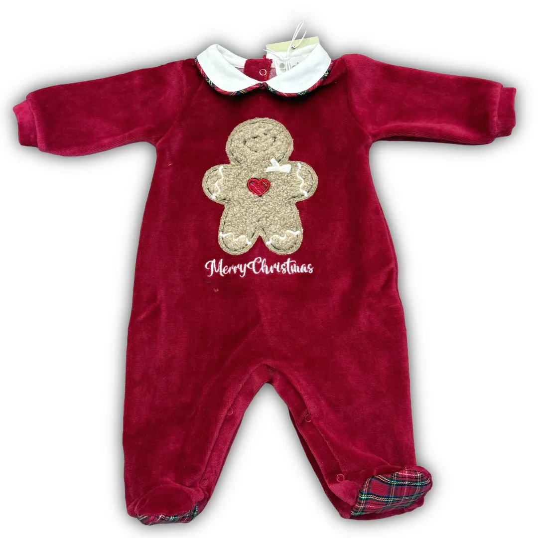 Tutina intera natalizia Lalalù per neonata in velluto rosso bordeaux con colletto bianco, applicazione Omino di Pan di Zenzero e scritta Merry Christmas.