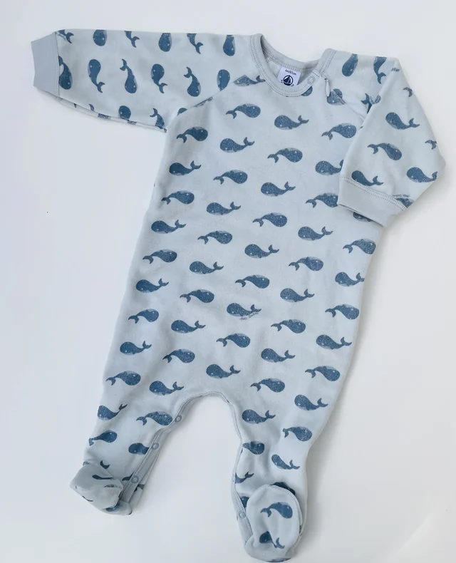 Tutina piedini Pigiama con cerniera in ciniglia con balene stampate neonato Petit Bateau