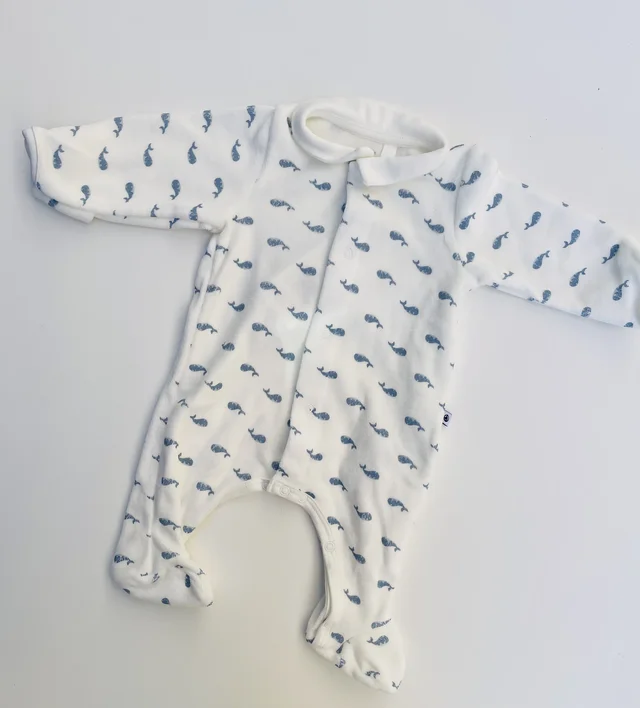 Tutina pigiama in ciniglia con colletto e balene stampate su bianco neonato Petit Bateau